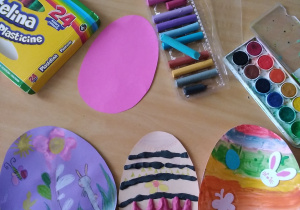 Dzieci projektują na wyciętych, kolorowych szablonach jaj z papieru wzory charakterystyczne dla pisanek ludowych. Dominują motywy kwiatów, roślin, szlaczki, motywy wielkanocne, jak zajączek, kurczak i bazie. Wykonany szablon posłuży na następnym etapie prac do wykonania pisanki w 3D.